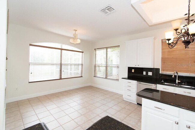 Building Photo - 1707 Golfview Dr