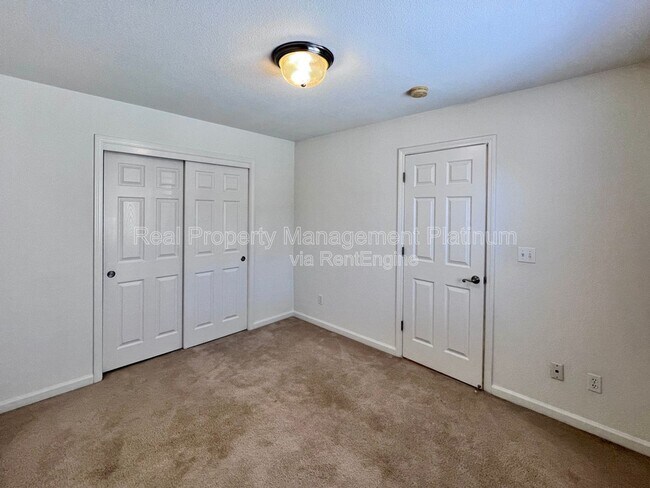 Building Photo - 5460 W Ashcroft Ave
