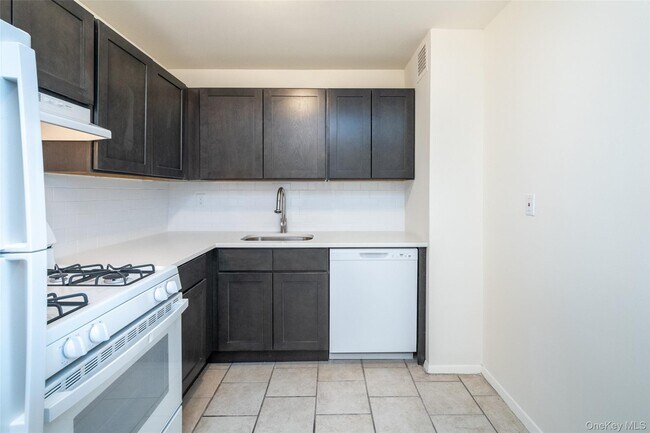 Building Photo - 125 Lake St