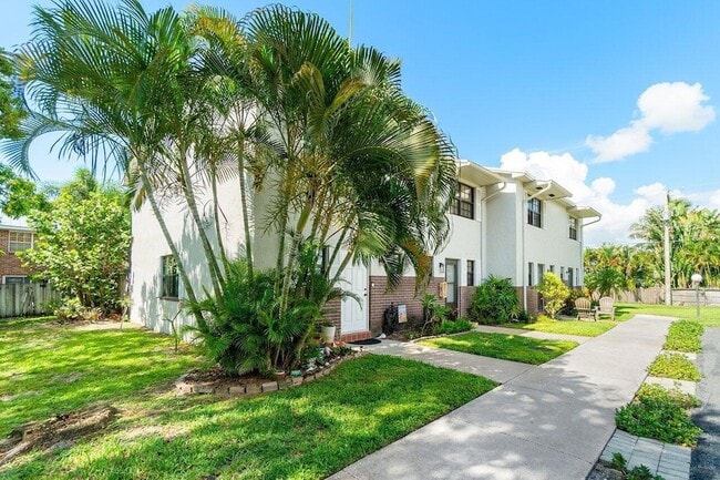 Building Photo - 421 N Cypress Dr