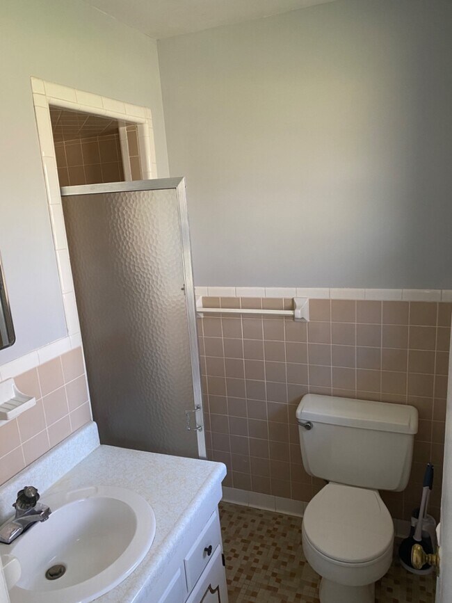Building Photo - 242 White Pine Dr