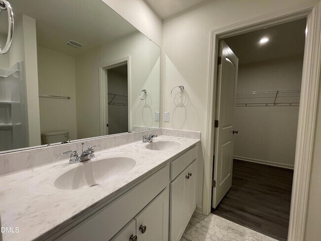 Building Photo - 49 Suhani Ln