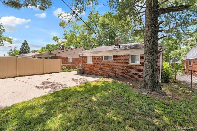 Building Photo - 25636 Norfolk St