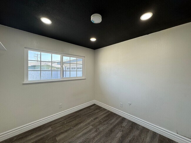 Building Photo - Beautiful 4Bd/2Ba Home w/Pool, Fully Fenced Large Backyard in Corona!