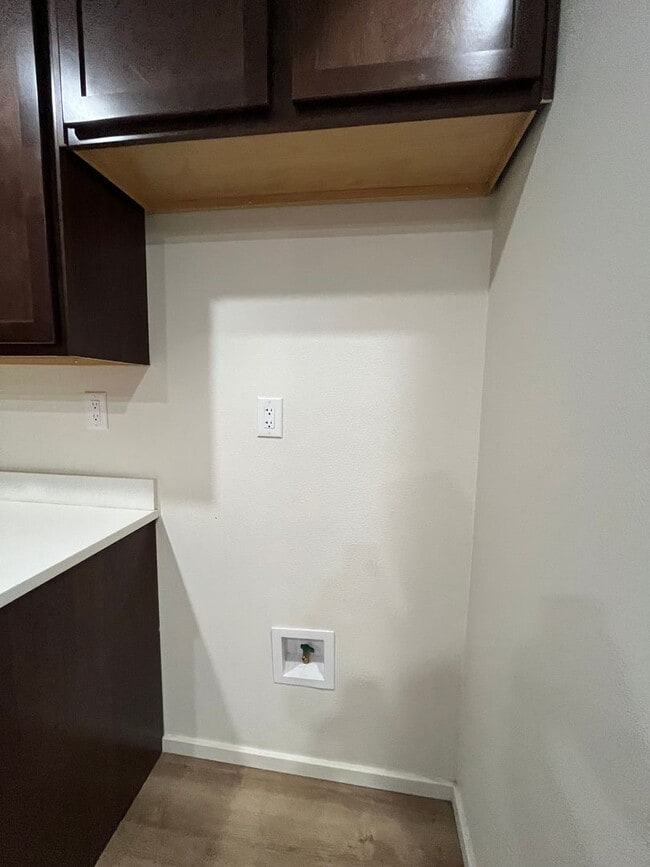 Building Photo - 1107 E La Brea Ave