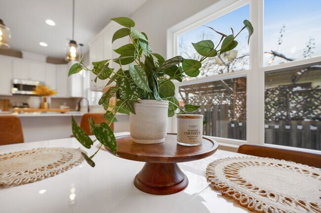 Building Photo - 423 12th Ave N