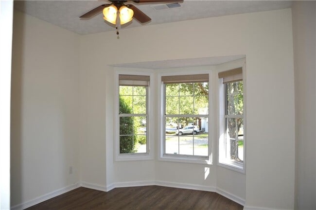 Building Photo - 2021 Crestview Way