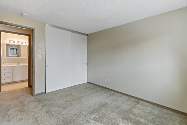 Building Photo - 11540 Pinehurst Way NE