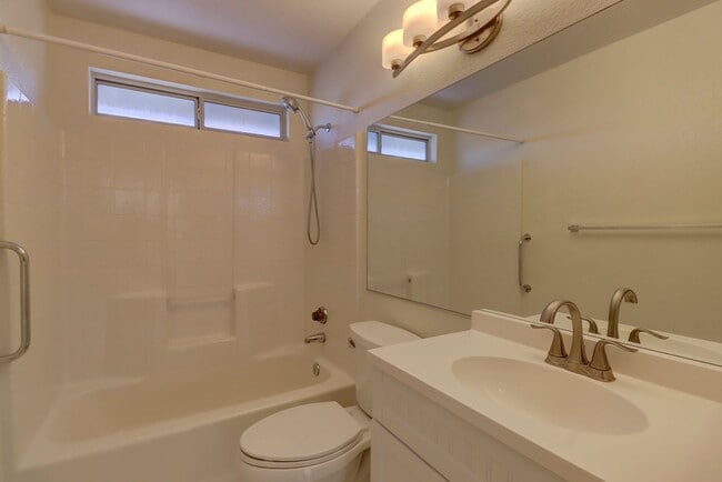 Building Photo - 2 bed 2 bath Condo in Montana Terraces