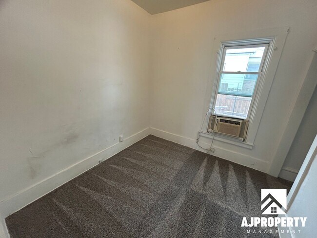 Building Photo - 421 S Prairie Ave