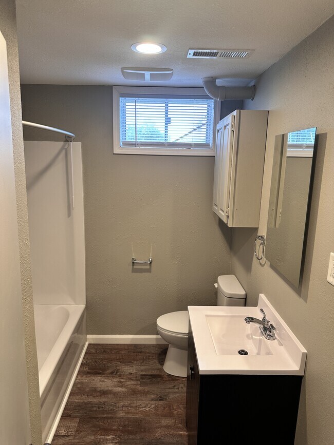 Building Photo - 602 Sara St