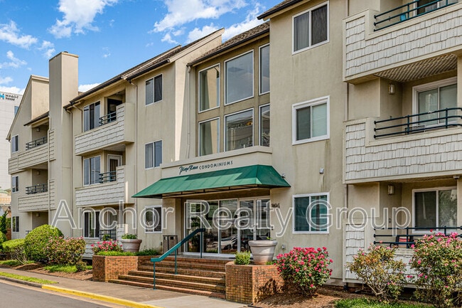 Building Photo - 304 28th St