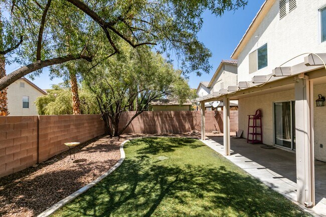 Building Photo - Spacious 4 Bedroom 2.5 Bathroom Home with Covered Patio & Large Backyard