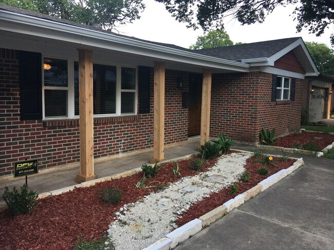 Building Photo - Updated 3 Bedroom / 2 Bathroom