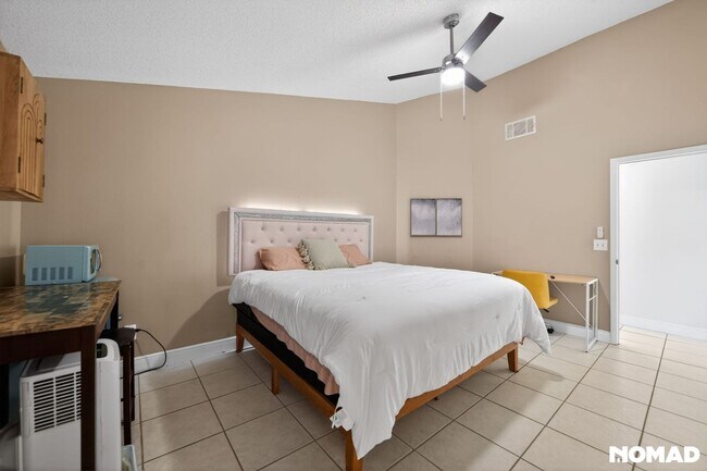 Building Photo - 3BR Modern Orlando 32824 Some Utilities Inc.