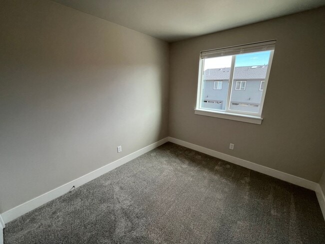 Building Photo - Beautiful 3 Bed/2.5 Bath Townhome - Community Pool and Fitness Center!