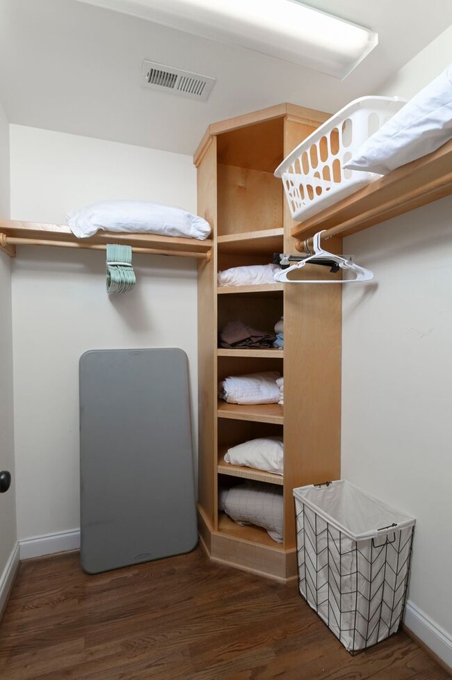 Building Photo - Fully Furnished Mid Term Lease