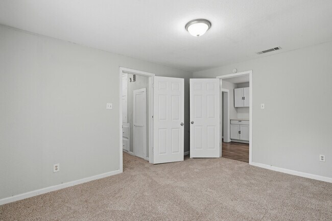 Building Photo - 505 E Heron St