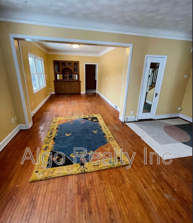 Building Photo - 1345 Arkwright St N