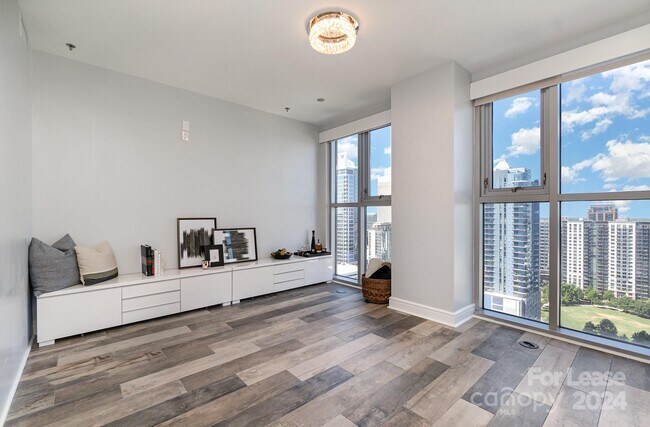 Building Photo - 307 W Trade St