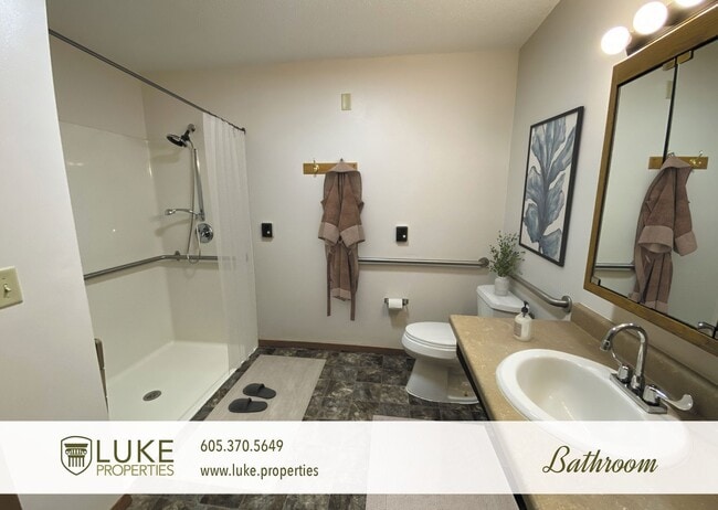 Building Photo - 138 N Sycamore Ave