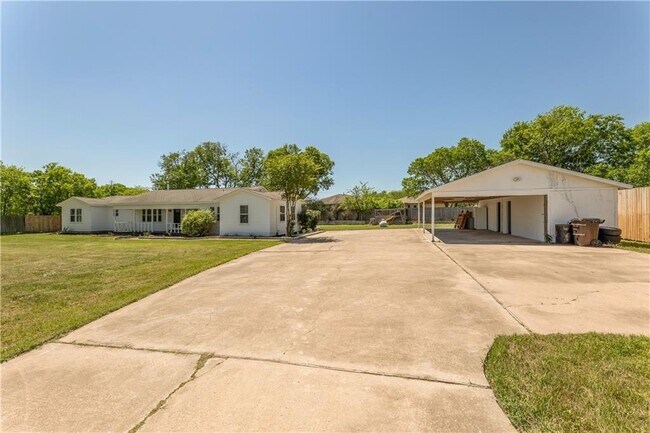 Building Photo - 211 Tate Ln