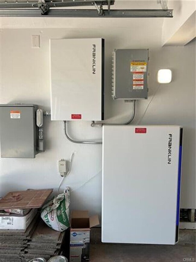 Building Photo - Beautifully Maintained Home