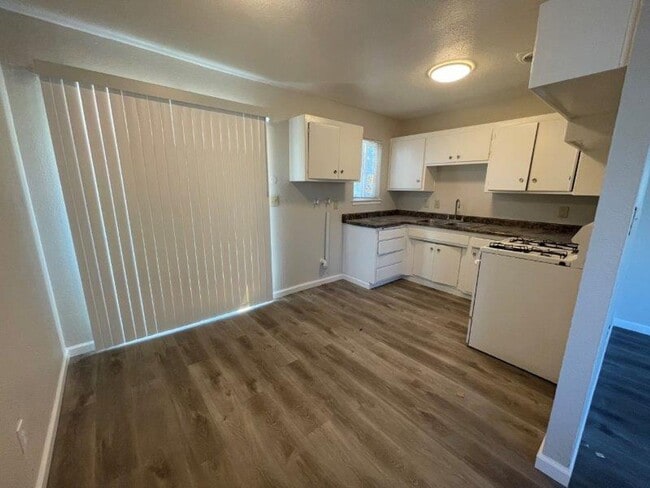 Building Photo - 2 Bedroom Walking Distance to Mather Air Force Base