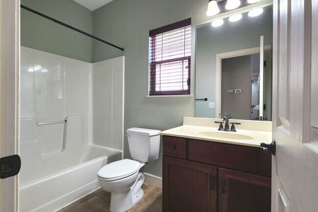 Building Photo - -NIXA- 5 bed 3 bath Home | TWO Large Maste...