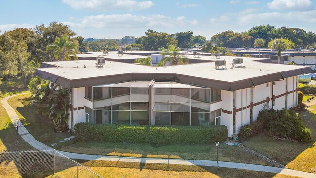 Building Photo - 7 W Greenway Dr