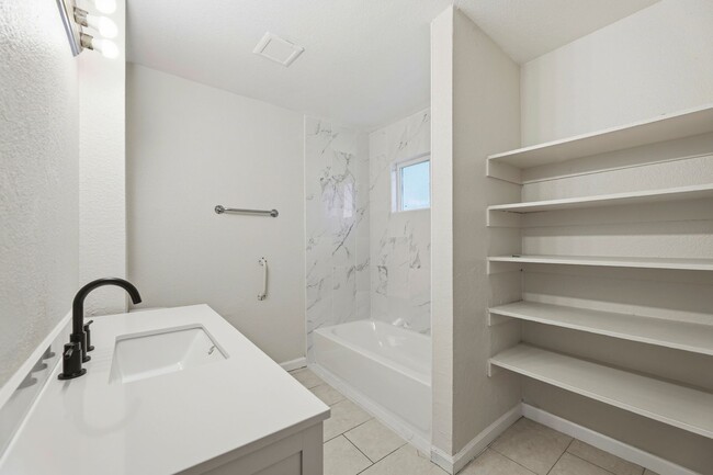 Building Photo - FULLY REMODELED MODERN SPACIOUS TOWNHOUSE!!!
