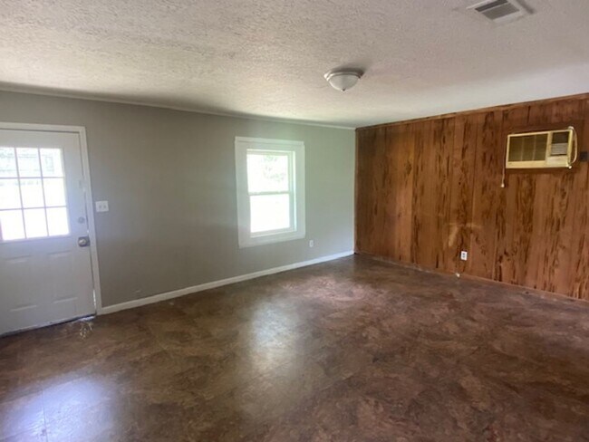 Building Photo - Renovated 2 Bedroom 1 Bath Unit for Rent!