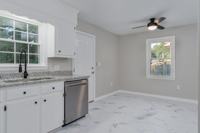 Building Photo - 216 Cross Hill Rd