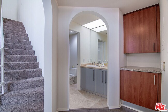 Building Photo - 620 S Gramercy Pl