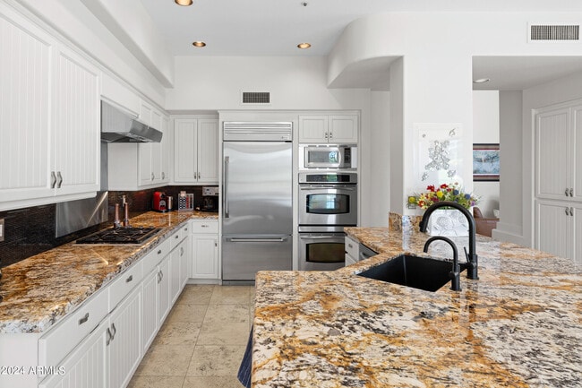 Building Photo - 7705 E Doubletree Ranch Rd