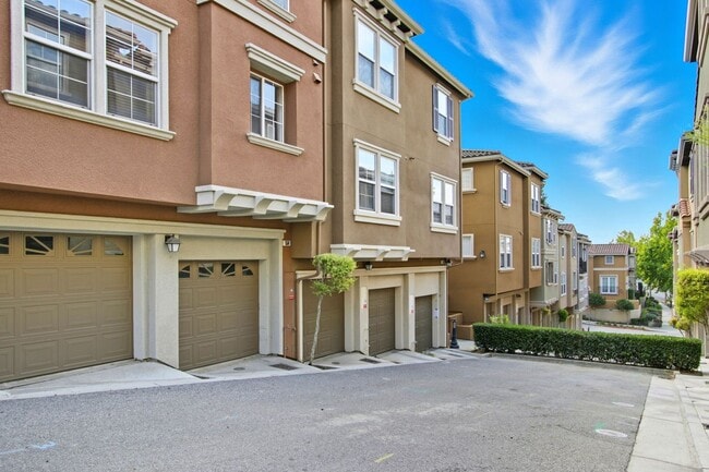 Building Photo - Beautiful Communication Hill Townhome