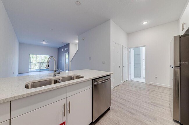 Building Photo - 400 Famagusta Dr