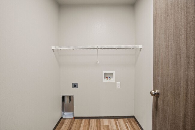 Building Photo - Modern Valley Town Home!