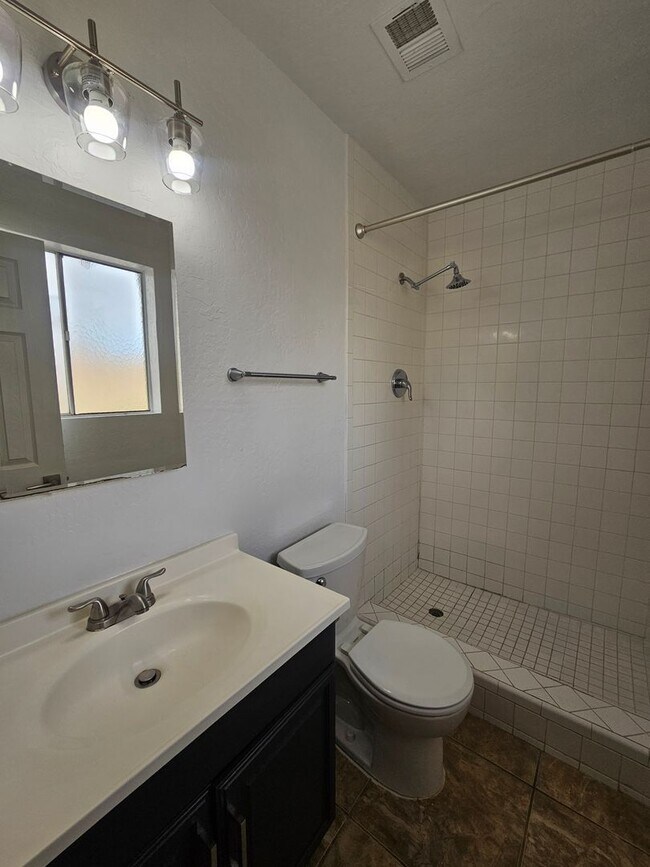 Building Photo - Scottsdale - 5 bedroom, 3 bath - Remodeled...