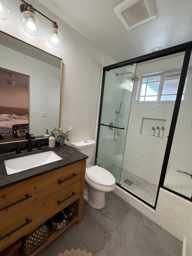 Building Photo - Garden Grove - Upgraded 3 Bedroom 2 Bath H...
