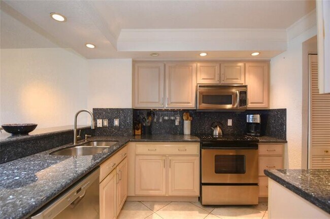 Building Photo - 1021 Hillsboro Mile