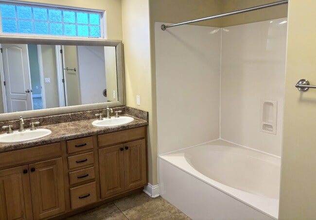 Building Photo - MOVE-IN SPECIAL: $200 OFF FIRST MONTH'S RENT!!