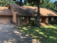 Building Photo - Three Bed/2.5 Bath/Living/Dining/Laundry R...