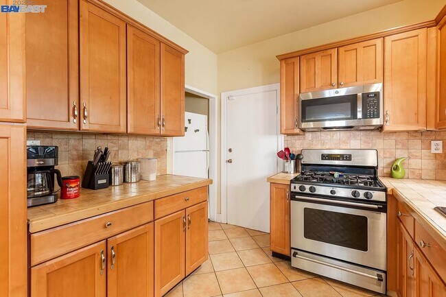 Building Photo - 541 33rd St