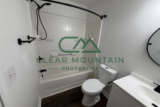 Building Photo - MOVE-IN SPECIAL! FREE RENT!