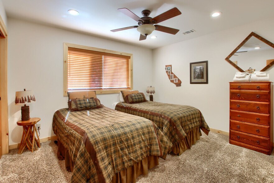 Building Photo - 8026 Larkspur Ln