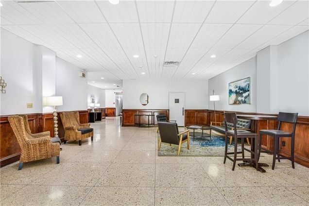 Secure common area lobby with overnight guard. - 1800 Lavaca St