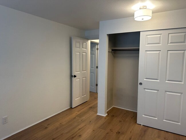 Building Photo - Sterling Heights Condo - Bellevue