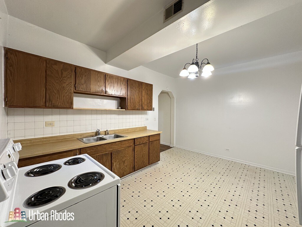 Building Photo - 3147 W Medill Ave