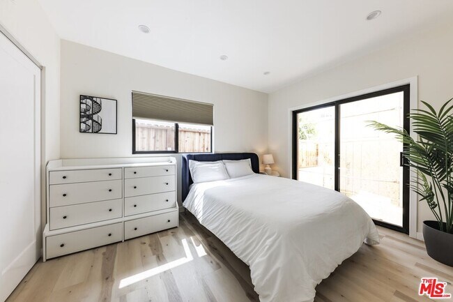 Building Photo - 9024 Phyllis Ave